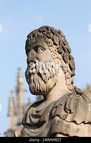 L'une des 13 têtes d'empereur Sheldonian sculptées dans la pierre sur le Wren's Sheldonian Theatre, Oxford, Royaume-Uni. Banque D'Images