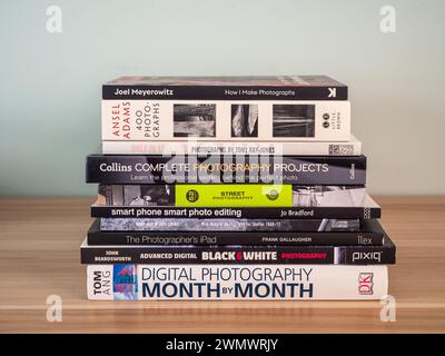 Pile de livres de photographie sur une table en bois ; concept pour la photographie comme passe-temps, passe-temps, intérêt, etc Banque D'Images