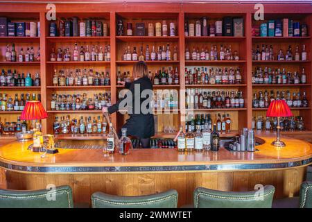 Le bar Cooper Dog de l'hôtel Craigellachie bordée de bouteilles de whisky, Craigellachie, Écosse Banque D'Images