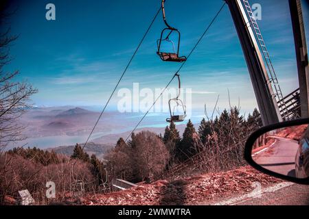 Le télésiège dans le ciel bleu. Vue suggestive de la montagne Mottarone (côté Stresa) un matin d'hiver. Lacs et montagnes en arrière-plan. Banque D'Images