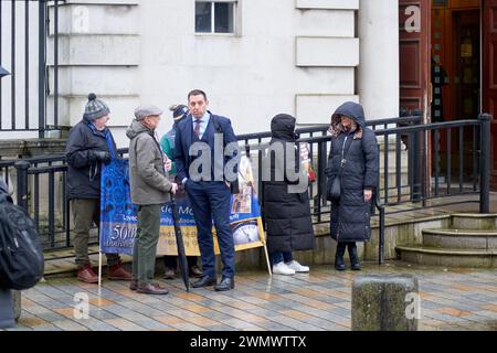 Belfast, Royaume-Uni 28 02 2024 victimes militants et médias en dehors de la haute Cour de Belfast avant une décision attendue sur le gouvernement britannique Legacy Laws Belfast. Crédit : HeadlineX/Alamy Live News Banque D'Images