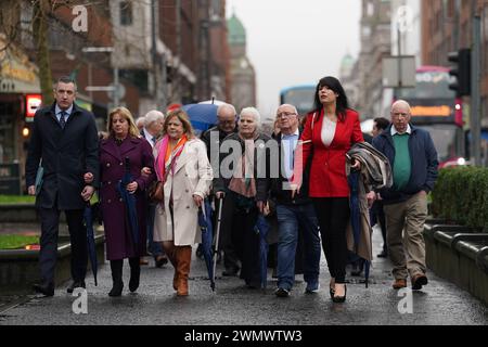 Grainne Teggart, directrice adjointe d'Amnesty International Royaume-Uni pour l'Irlande du Nord, avec les familles des victimes et les sympathisants devant la haute Cour de Belfast, avant sa décision dans une contestation judiciaire historique de la loi sur les troubles du gouvernement britannique, introduite par plusieurs victimes du conflit en Irlande du Nord. Martina Dillon, John McEvoy et Lynda McManus ont contesté la conformité de la loi aux droits de la personne, y compris le refus d'enquêtes, l'absence d'enquêtes adéquates et l'interdiction des actions civiles. Date de la photo : mercredi 28 février 2024. Banque D'Images