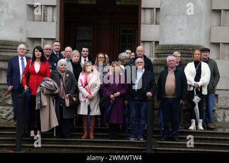 Grainne Teggart, directrice adjointe d'Amnesty International Royaume-Uni pour l'Irlande du Nord, avec les familles des victimes et les sympathisants devant la haute Cour de Belfast, avant sa décision dans une contestation judiciaire historique de la loi sur les troubles du gouvernement britannique, introduite par plusieurs victimes du conflit en Irlande du Nord. Martina Dillon, John McEvoy et Lynda McManus ont contesté la conformité de la loi aux droits de la personne, y compris le refus d'enquêtes, l'absence d'enquêtes adéquates et l'interdiction des actions civiles. Date de la photo : mercredi 28 février 2024. Banque D'Images