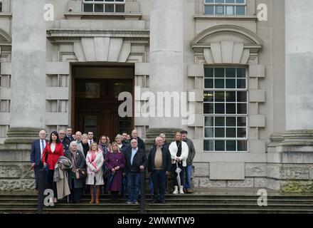 Grainne Teggart, directrice adjointe d'Amnesty International Royaume-Uni pour l'Irlande du Nord, avec les familles des victimes et les sympathisants devant la haute Cour de Belfast, avant sa décision dans une contestation judiciaire historique de la loi sur les troubles du gouvernement britannique, introduite par plusieurs victimes du conflit en Irlande du Nord. Martina Dillon, John McEvoy et Lynda McManus ont contesté la conformité de la loi aux droits de la personne, y compris le refus d'enquêtes, l'absence d'enquêtes adéquates et l'interdiction des actions civiles. Date de la photo : mercredi 28 février 2024. Banque D'Images