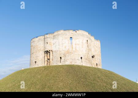UK, York, Clifford's Tower, l'ancien donjon du château d'York, nommé d'après Roger de Clifford. Banque D'Images