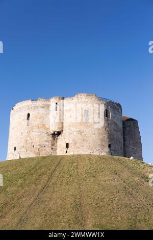 UK, York, Clifford's Tower, l'ancien donjon du château d'York, nommé d'après Roger de Clifford. Banque D'Images
