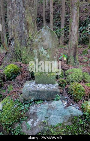 Statue de pierre de jizo de forêt sur la route de pèlerinage de Kumano Kodo Nakahechi, Nachisan, Wakayama, Japon Banque D'Images