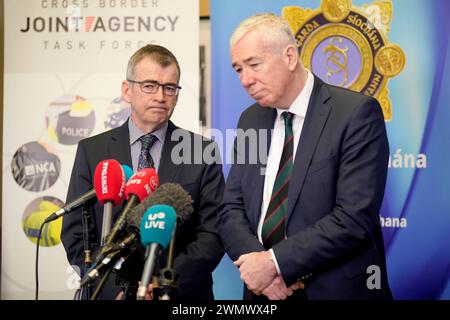 Le commissaire de la Garda Drew Harris (à gauche), aux côtés de l'agent de police en chef du PSNI Jon Boutcher, lors de la conférence de police transfrontalière de 2024 sur le crime organisé et grave au Farnham Estate, Cavan, dans le comté de Cavan. Date de la photo : mercredi 28 février 2024. Banque D'Images