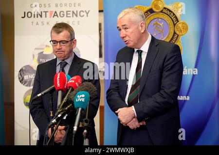 Jon Boutcher (à droite), le chef de police du PSNI, aux côtés du commissaire de la Garda Drew Harris, prend la parole lors de la conférence de police transfrontalière de 2024 sur le crime organisé et grave au Farnham Estate, Cavan, dans le comté de Cavan. Date de la photo : mercredi 28 février 2024. Banque D'Images