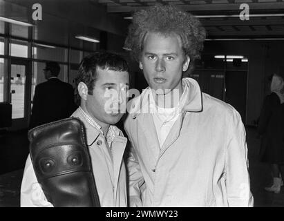 Amsterdam, pays-Bas. 28 juin 1966. Arrivée de Paul Simon (à gauche) et Art Garfunkel à Schiphol Banque D'Images