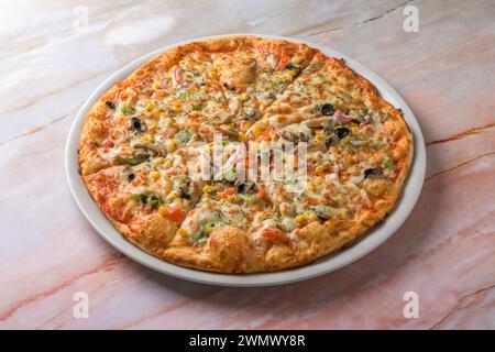 délicieuse pizza végétarienne sur bois Banque D'Images