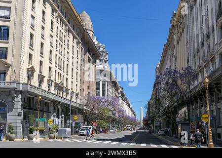 Buenos Aires en Argentine : Avenida Pres. Roque Sáenz Peña et l'obélisque Banque D'Images