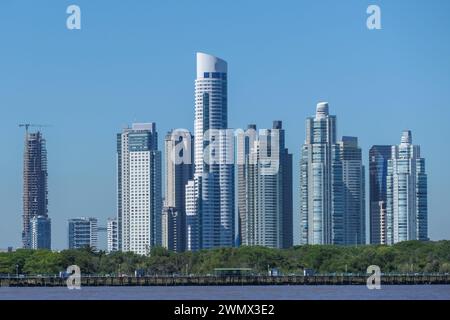 Buenos Aires en Argentine : la ligne d'horizon du district de Puerto Madero depuis la rivière plate Banque D'Images