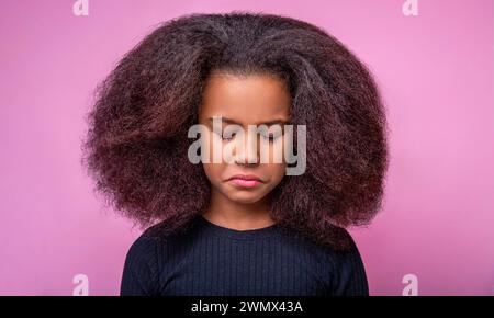 Portrait bouleversé Little afro-américain. Émotions et tristesse, mauvaise humeur, être triste, malheureux. Triste offensée une fille américaine pleure. Petite fille afro malheureuse Banque D'Images