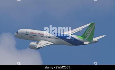 SINGAPOUR - 23 FÉVRIER 2024 : avion commercial chinois à carrosserie étroite, le COMAC C919 B-001F faisant une exposition aérienne au Singapore Airshow 2024. Banque D'Images