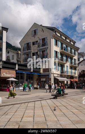 Rue du Dr Paccard avec un palais décoré d'une fresque géante représentant certains des guides de montagne les plus renommés de la ville alpine, Chamonix, France Banque D'Images