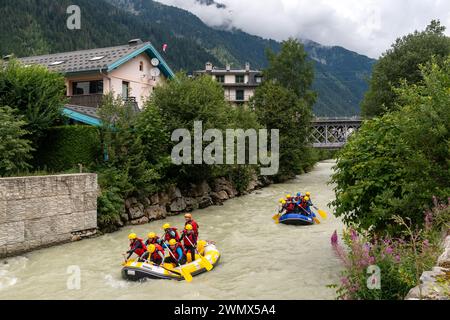 Rafting sur l'Arve à travers le centre de la ville alpine en été, Chamonix, haute Savoie, Auvergne Rhône Alpes, France Banque D'Images