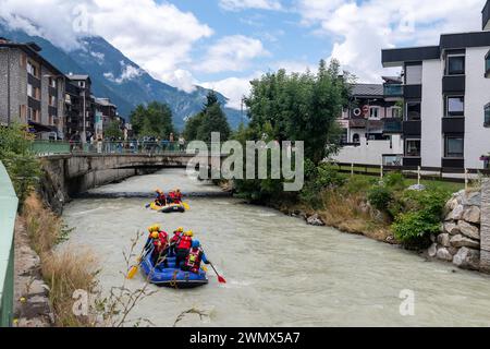 Rafting sur l'Arve à travers le centre de la ville alpine en été, Chamonix, haute Savoie, Auvergne Rhône Alpes, France Banque D'Images