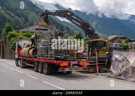 Ouvriers sur un chantier de construction d'appartements de vacances de luxe au pied de la chaîne du Mont Blanc, Chamonix, haute Savoie, France Banque D'Images