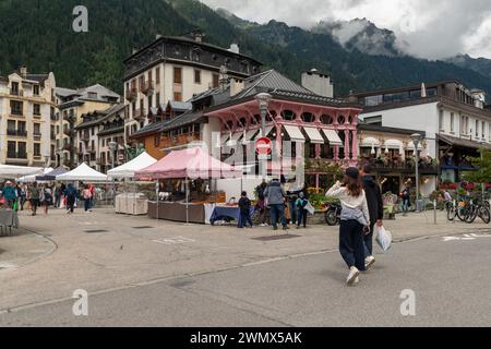 Place Balmat place avec les touristes shopping au marché artisanal en été, Chamonix, haute Savoie, Auvergne Rhône Alpes, France Banque D'Images