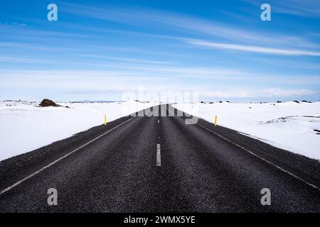 Une route à travers un paysage hivernal. Islande Banque D'Images