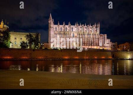 Palma, Espagne, illumine la cathédrale de Santa Maria de Palma (cathédrale de équipée Marie de Palma) ou connue sous le nom de la Seu, éditorial seulement. Banque D'Images