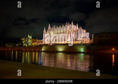 Palma, Espagne, illumine la cathédrale de Santa Maria de Palma (cathédrale de équipée Marie de Palma) ou connue sous le nom de la Seu, éditorial seulement. Banque D'Images