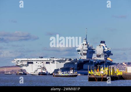 Des remorqueurs guident le porte-avions de classe Queen Elizabeth « HMS Prince of Wales » hors du port de Portsmouth, Portsmouth, Hampshire, côte sud de l'Angleterre Banque D'Images