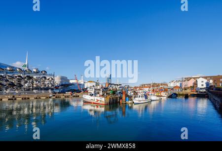 Petits bateaux de pêche locaux amarrés à Camber Quay dans le vieux Portsmouth, Hampshire, une station balnéaire sur le Solent sur la côte sud de l'Angleterre par une journée ensoleillée Banque D'Images