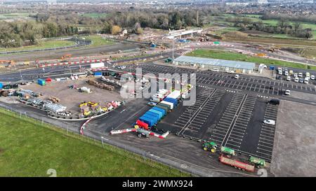 Vue aérienne d'un chantier de construction avec divers véhicules et équipements Banque D'Images