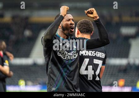 L'attaquant Charlton Athletic Daniel Kanu (29) célèbre après le Derby County FC vs Charlton Athletic FC SKY BET EFL League One match au Pride Park Stadium, Derby, Angleterre, Royaume-Uni le 27 février 2024 crédit : Every second Media/Alamy Live News Banque D'Images