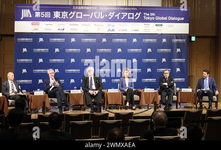 Tokyo, Japon. 28 février 2024. (G-d) ancien vice-ministre japonais des Affaires étrangères et président de l'Institut japonais des Affaires internationales Kenichiro Sasae, ancien premier ministre suédois et vice-président de Kreab Worldwide Carl Bildt, président du Centre d'études stratégiques et internationales (CSIS) John Hamre, membre du conseil exécutif de la Bertelsmann Stiftung Daniela Scwarzer, Bilahari Kausikan, président de l'Institut du moyen-Orient de l'Université nationale de Singapour, et Justin Bassi, directeur exécutif de l'Australian Strategic Policy Institute (ASPI), assistent à la table ronde de l'Institut japonais d'Internati Banque D'Images