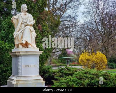 Statue en marbre du poète et écrivain autrichien Robert Hamerling assis sur une chaise dans le parc de la ville Stadtpark, à Graz, région de Steiermark, Autriche. Banque D'Images