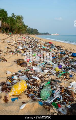 Koh Samui, Thaïlande - 19 janvier 2024 : une plage pleine de déchets plastiques et de déchets plastiques est un symbole répandu de l'environnement et du recyclage Banque D'Images