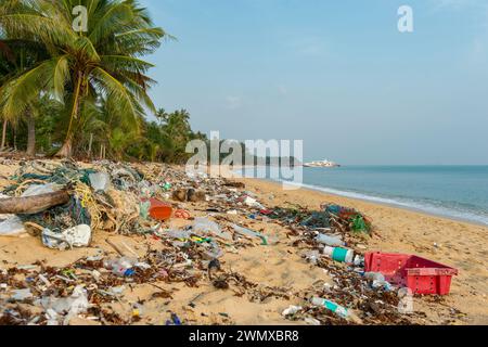 Koh Samui, Thaïlande - 19 janvier 2024 : une plage pleine de déchets plastiques et de déchets plastiques est un symbole répandu de l'environnement et du recyclage Banque D'Images