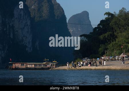 Comté de Yangshuo, Guilin City, Guangxi, Chine - 16 octobre 2023 : les passagers du terminal des ferries attendent pour monter à bord du bateau pour traverser la rivière Banque D'Images