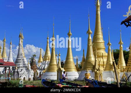 Stupas dorés dans la pagode Shwe Indein, lac Inle, État de Khan, Myanmar Banque D'Images