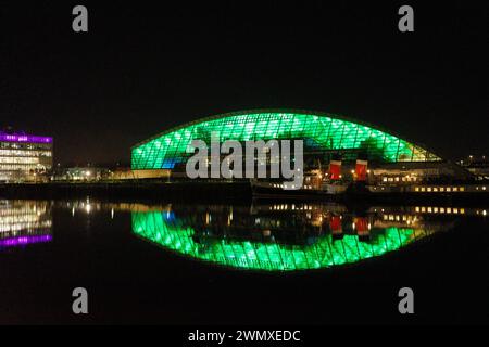 Glasgow Écosse : 11 février 2024 : River Clyde à la nuit Pacific Quay Glasgow Science Centre Banque D'Images