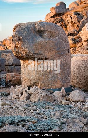 Statue d'aigle près de la tombe du roi Commagene Antiochus I au sommet du mont Nemrut, province d'Adiyaman, Turquie Banque D'Images