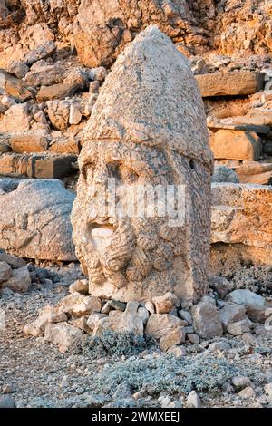 Statue d'Hérakles près de la tombe du roi Commagène Antiochus I au sommet du mont Nemrut, province d'Adiyaman, Turquie Banque D'Images