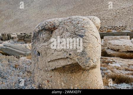 Statue d'aigle près de la tombe du roi Commagene Antiochus I au sommet du mont Nemrut, province d'Adiyaman, Turquie Banque D'Images