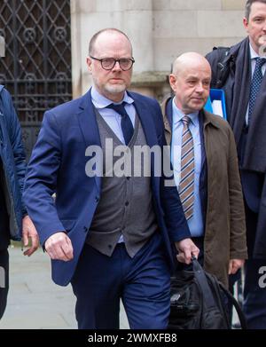 Londres, Angleterre, Royaume-Uni. 28 février 2024. Les journalistes TREVOR BIRNEY (à gauche) et BARRY MCCAFFREY (à droite) devant les cours royales de justice de Londres devant un tribunal spécialisé sur les allégations selon lesquelles les autorités britanniques ont utilisé une surveillance clandestine illégale. (Crédit image : © Tayfun Salci/ZUMA Press Wire) USAGE ÉDITORIAL SEULEMENT! Non destiné à UN USAGE commercial ! Banque D'Images