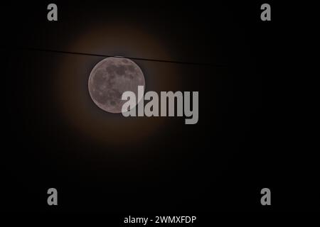 Juin pleine lune entourée d'un halo causé par les gaz dans l'atmosphère pris en Corée du Sud Banque D'Images