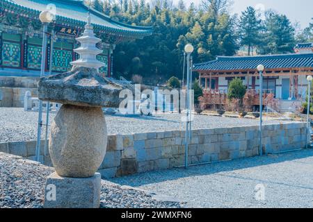 Urne bouddhiste devant la pagode et la salle de prière du temple Sodusa à Pyeongtaek, Corée du Sud Banque D'Images