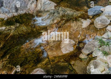 Gros plan de rivière de montagne coulant sur de grands rochers et rochers, en Corée du Sud Banque D'Images