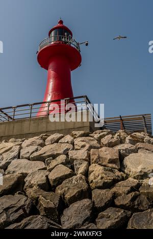 Vue en angle bas du phare rouge sur la jetée au port de Gungpyeong Hang à Pyeongtaek, Corée du Sud Banque D'Images