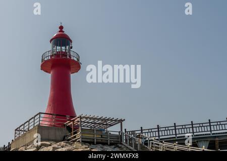 Phare rouge vue à angle bas sur la jetée au port de Gungpyeong Hang à Pyeongtaek, Corée du Sud Banque D'Images