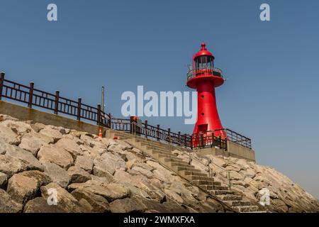 Phare rouge sur le quai du port de Gungpyeong Hang à Pyeongtaek, Corée du Sud Banque D'Images