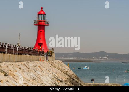 Phare rouge sur le quai du port de Gungpyeong Hang à Pyeongtaek, Corée du Sud Banque D'Images