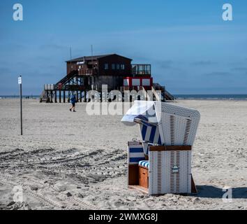 Chaises de plage et panneaux sur la plage de sable de la mer du Nord, Sankt Peter-Ording, Schleswig-Holstein, Allemagne Banque D'Images